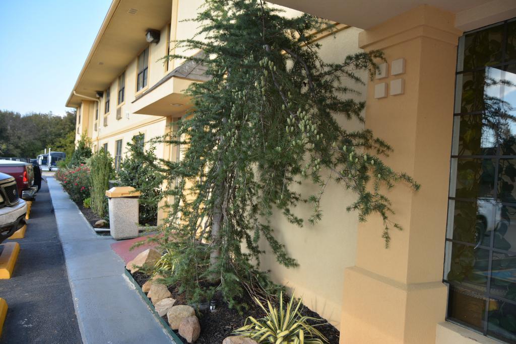 Super 8 By Wyndham Sulphur Exterior photo