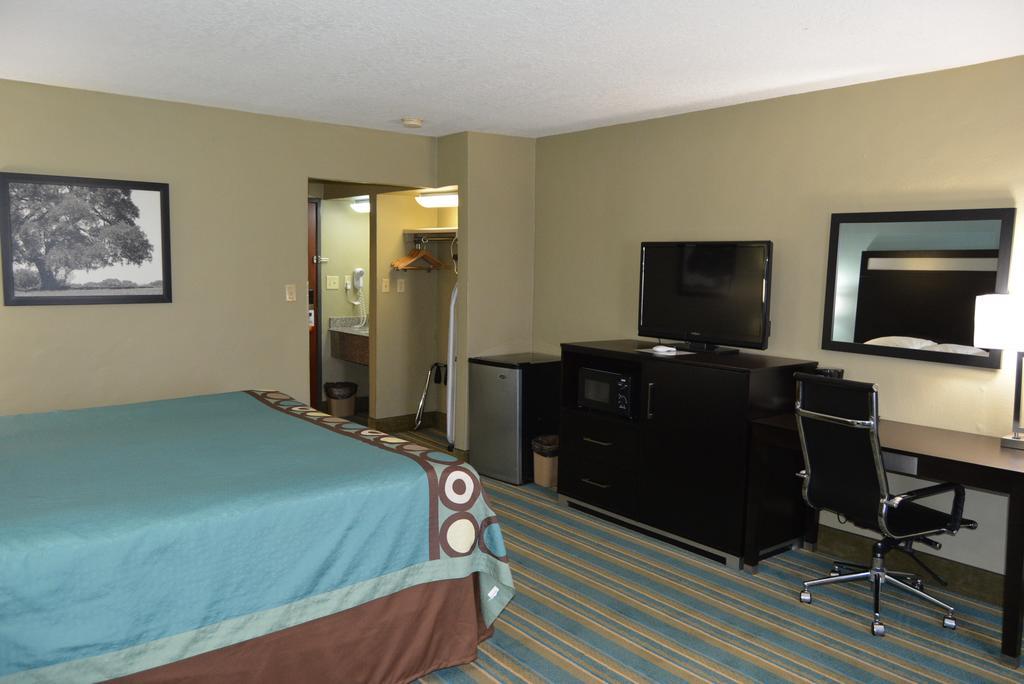 Super 8 By Wyndham Sulphur Exterior photo