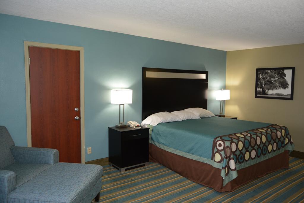 Super 8 By Wyndham Sulphur Exterior photo