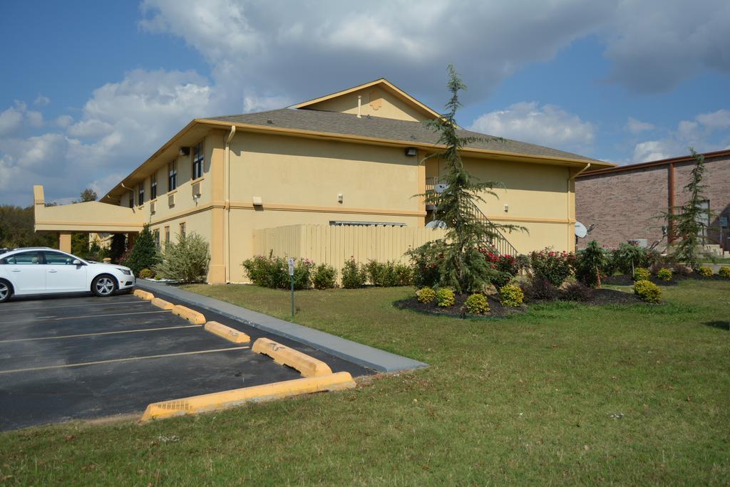 Super 8 By Wyndham Sulphur Exterior photo