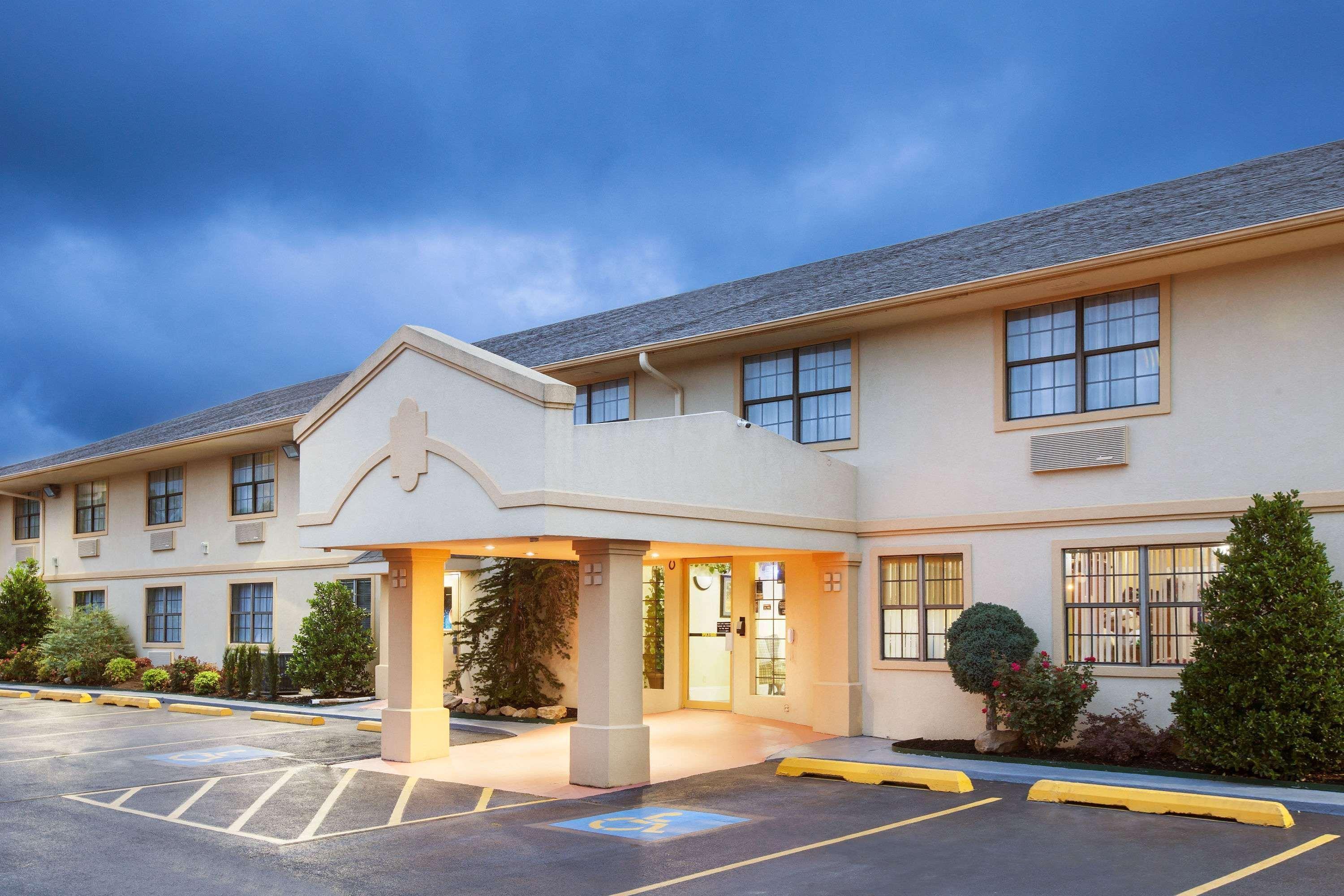 Super 8 By Wyndham Sulphur Exterior photo